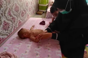 Sahabat Mommi , pijat Laktasi /bayi image