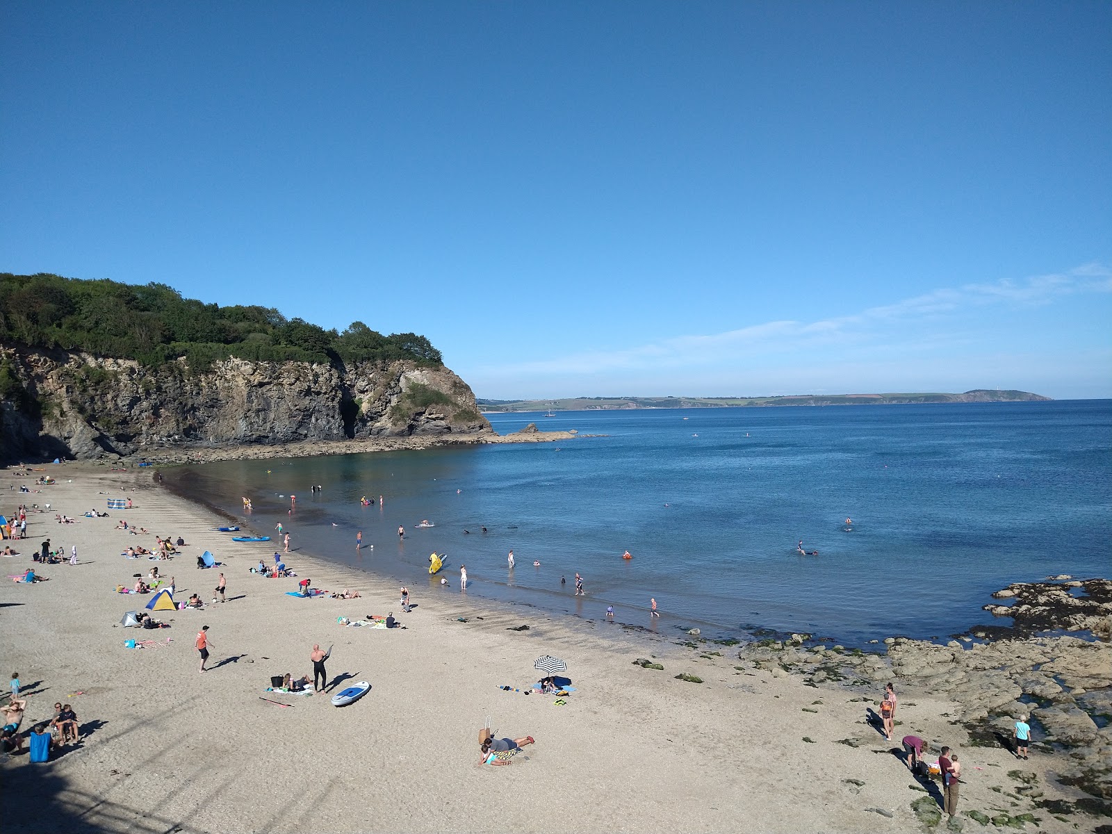 Foto af Porthpean strand omgivet af bjerge