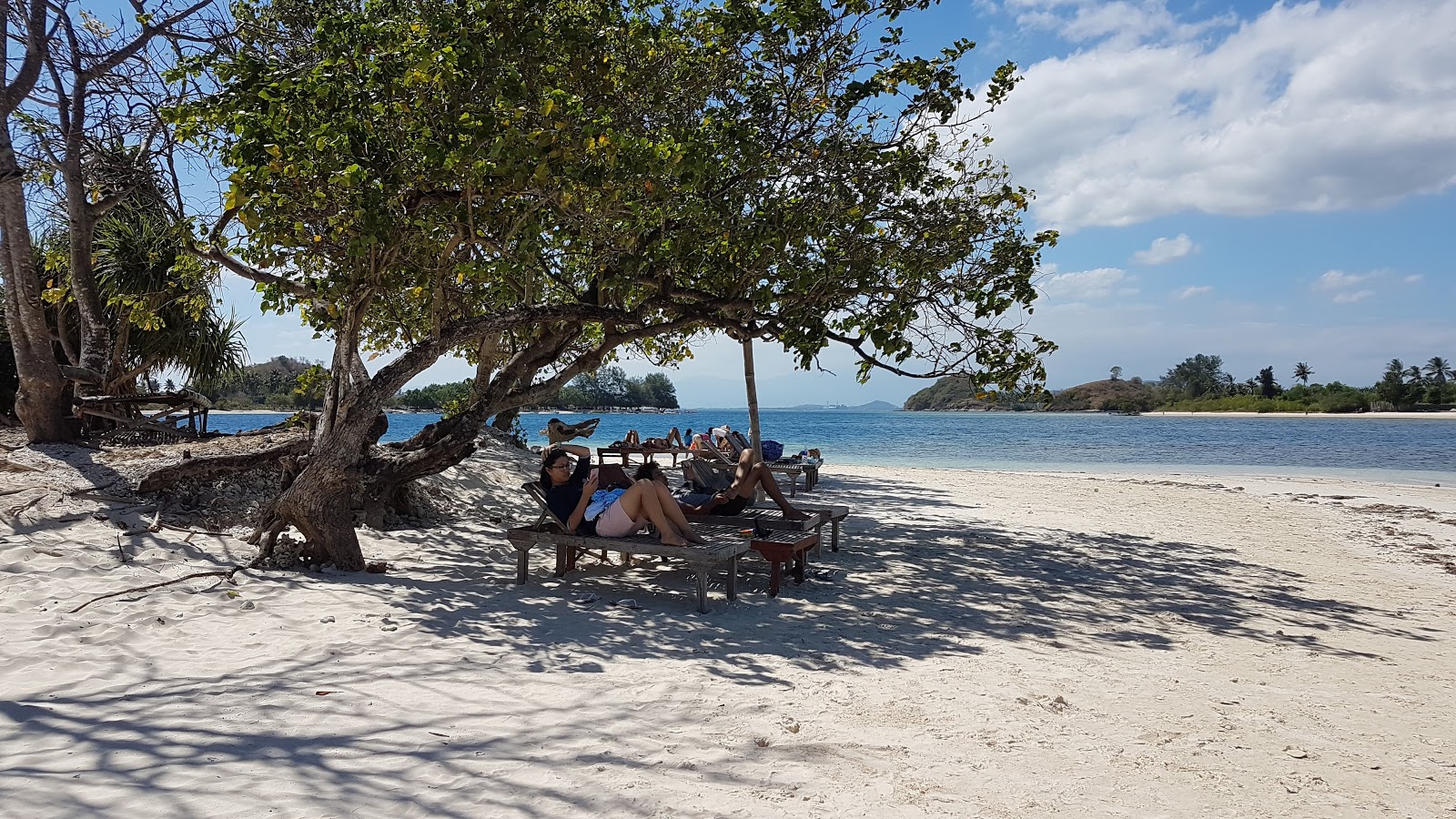 Foto von Gili Kedis Strand mit türkisfarbenes wasser Oberfläche