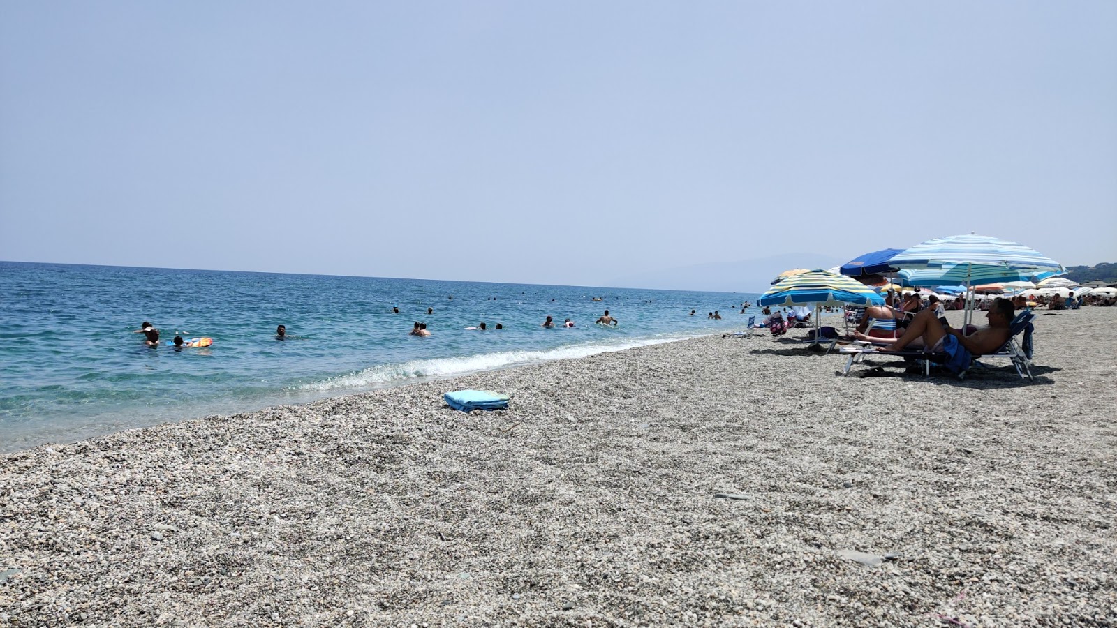 Foto de Agiokampos beach - lugar popular entre os apreciadores de relaxamento
