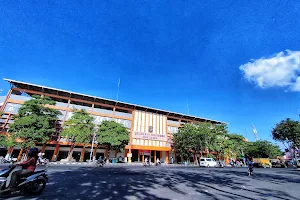 Gelora 10 November Stadium image