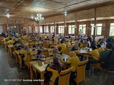 Rumah Makan Emte Highland Resort