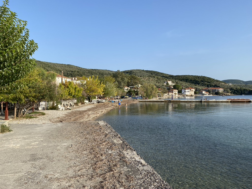 Foto von Marathia beach mit kleine, braune kiesel Oberfläche
