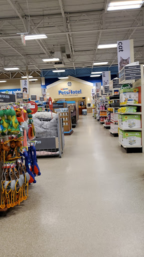 Pet Supply Store «PetSmart», reviews and photos, 5 Main St, East Hartford, CT 06118, USA