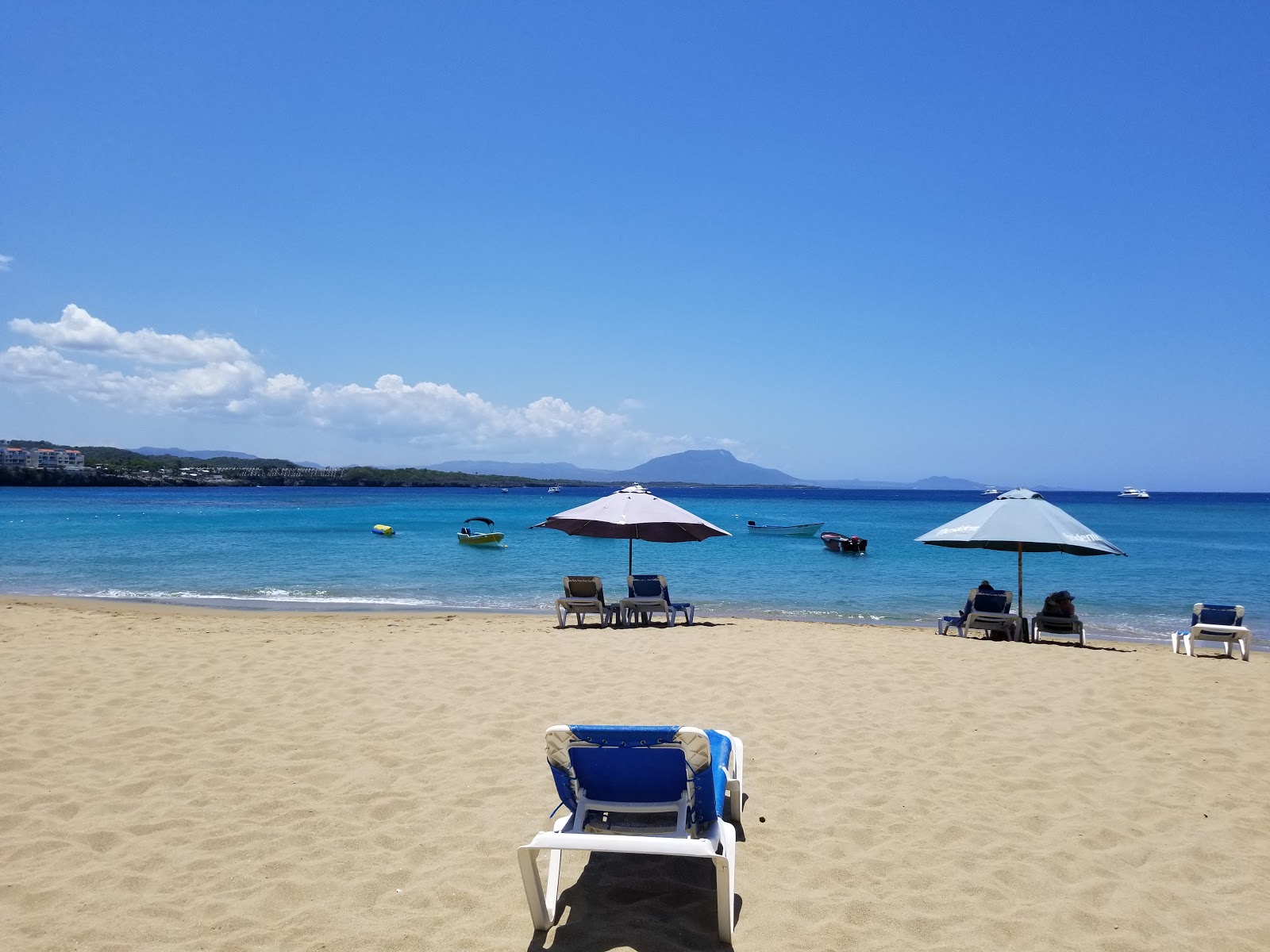Foto de Praia de Sosua - lugar popular entre os apreciadores de relaxamento