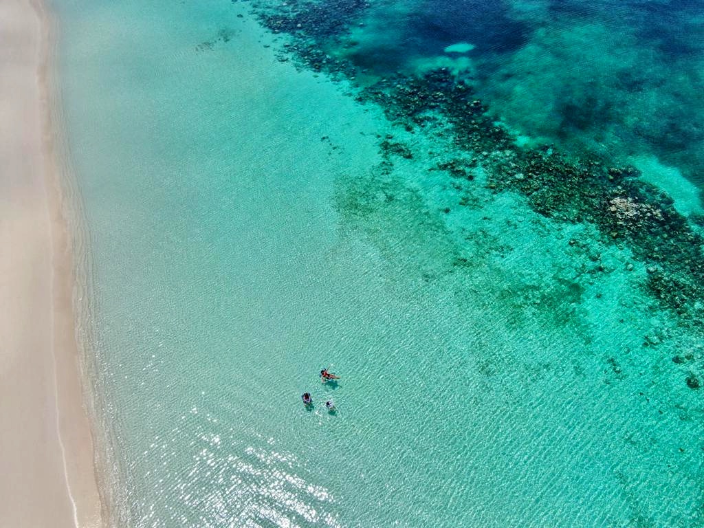 Foto van Rose Island beach III met turquoise puur water oppervlakte