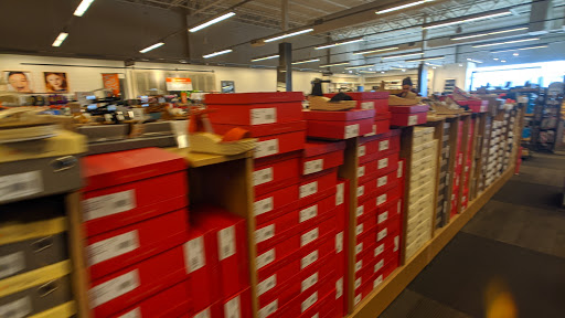 Shoe Store «DSW Designer Shoe Warehouse», reviews and photos, 11500 Burleigh St., Wauwatosa, WI 53222, USA