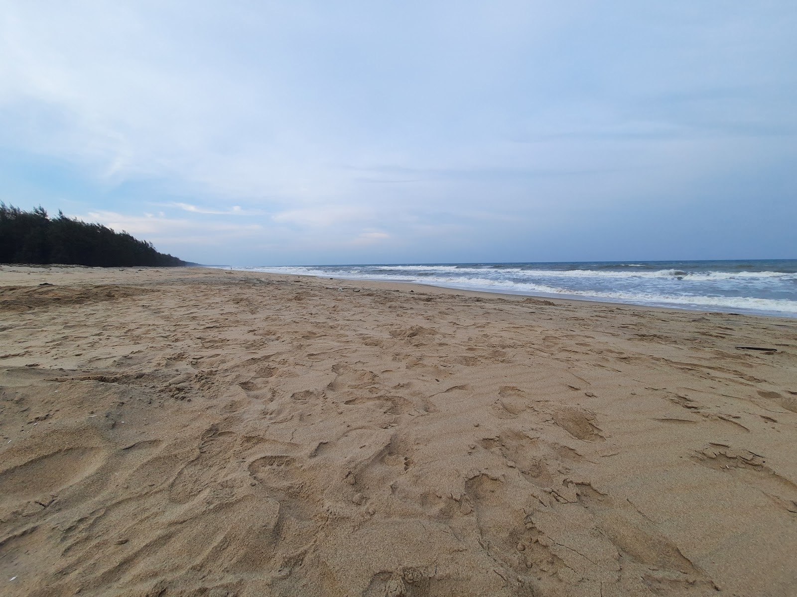 Fotografie cu Koozhaiyar Beach - locul popular printre cunoscătorii de relaxare