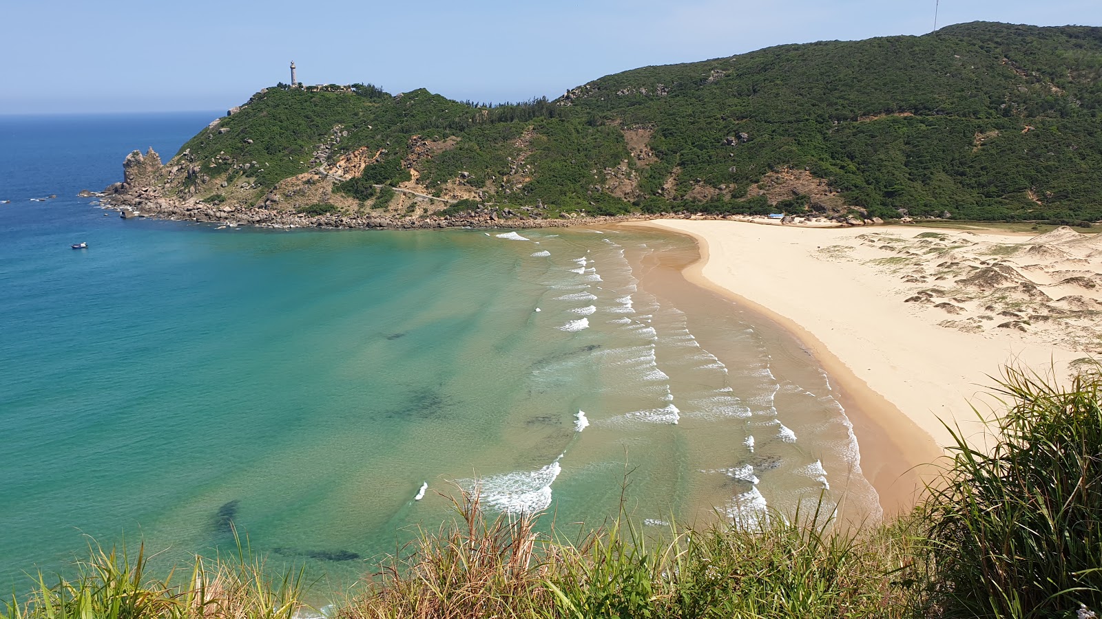 Bai-Mon Beach的照片 带有宽敞的海湾