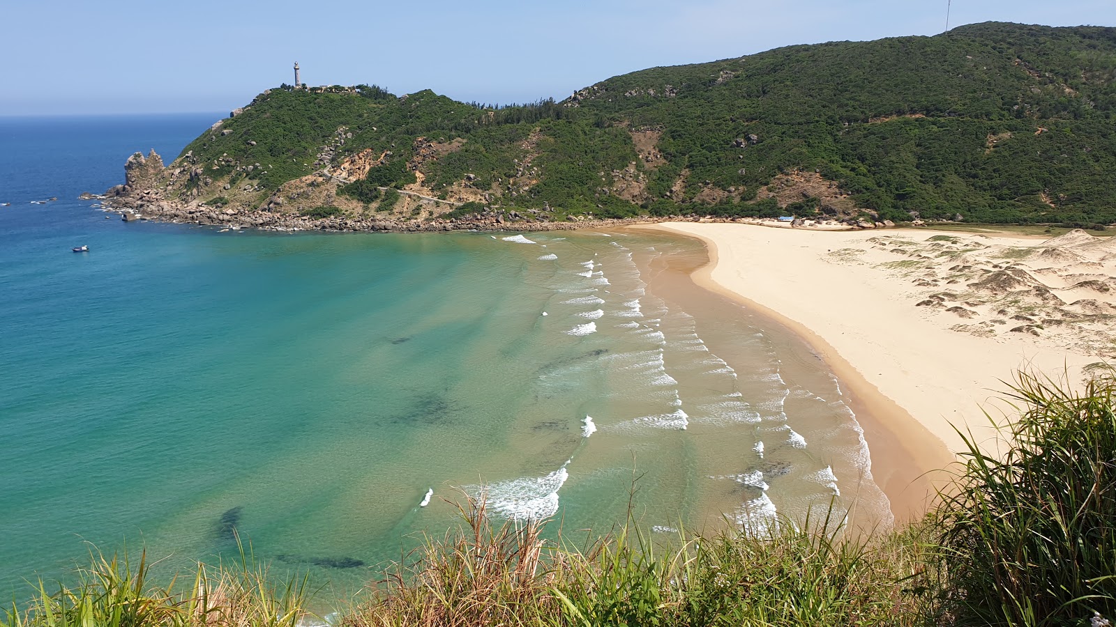 Φωτογραφία του Bai-Mon Beach με επίπεδο καθαριότητας πολύ καθαρό