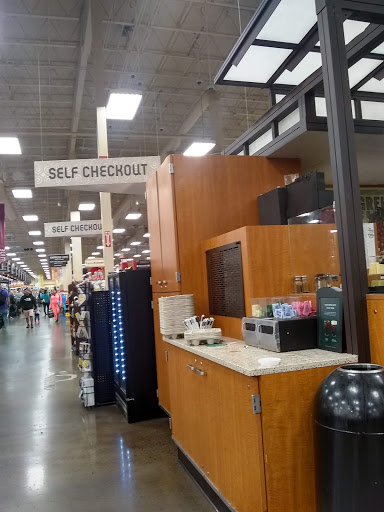 Shopping Mall «Gateway Shopping Center», reviews and photos, 9924 NE Halsey St, Portland, OR 97220, USA