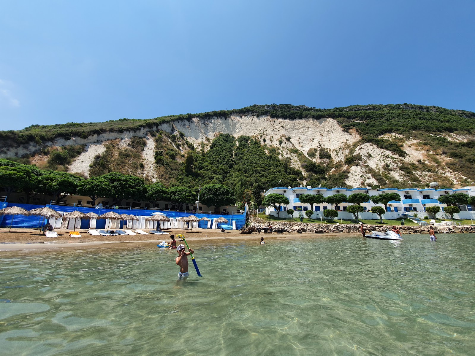 Foto di St. Antoine Beach con una superficie del sabbia beige fine