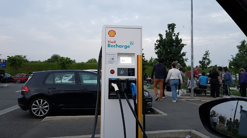 Borne de recharge de véhicules électriques Shell Recharge Station de recharge Fresnay-l'Évêque