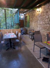 Atmosphère du Restaurant de spécialités provençales auberge des concluses à Verfeuil - n°4