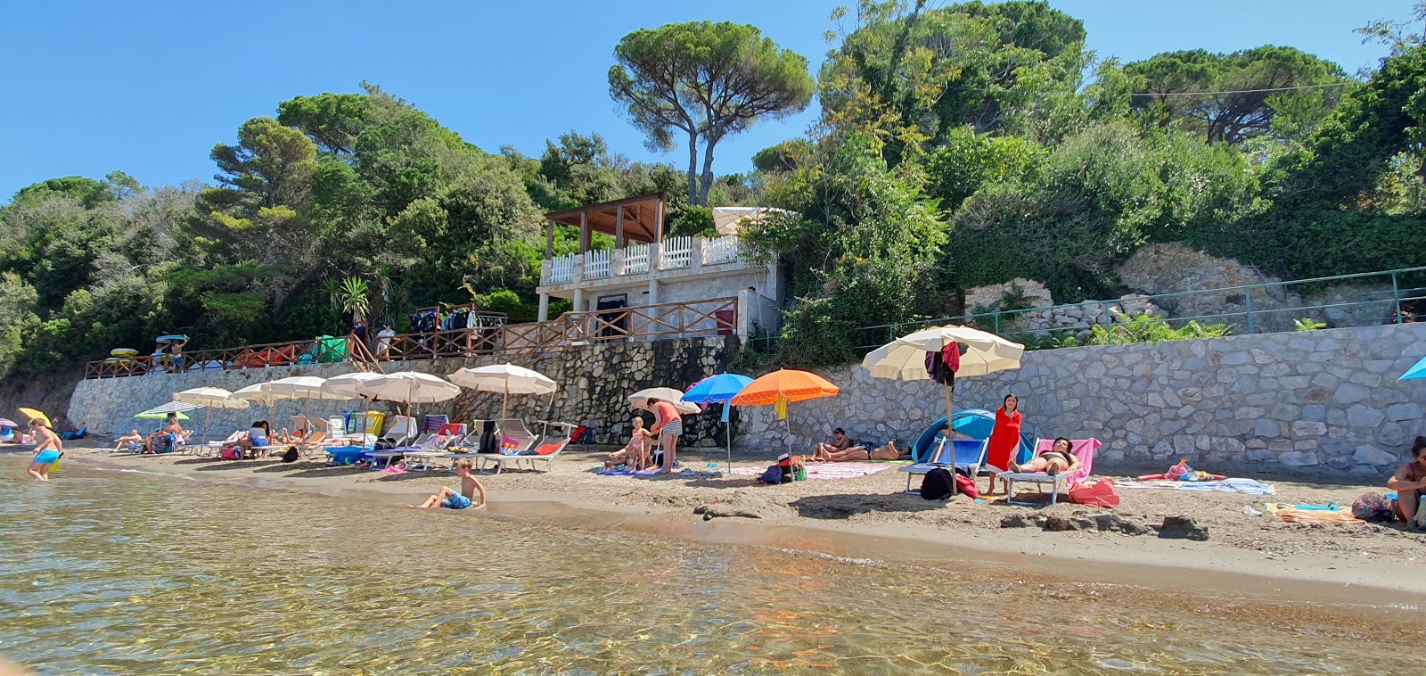 Fotografie cu Brass beach parțial zona hotelieră