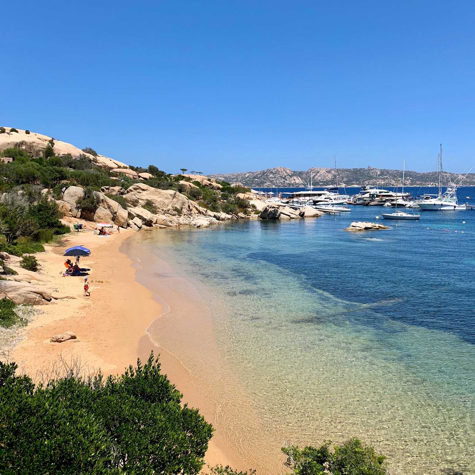 Foto de Spiaggia di Cala Inglese com areia bege superfície