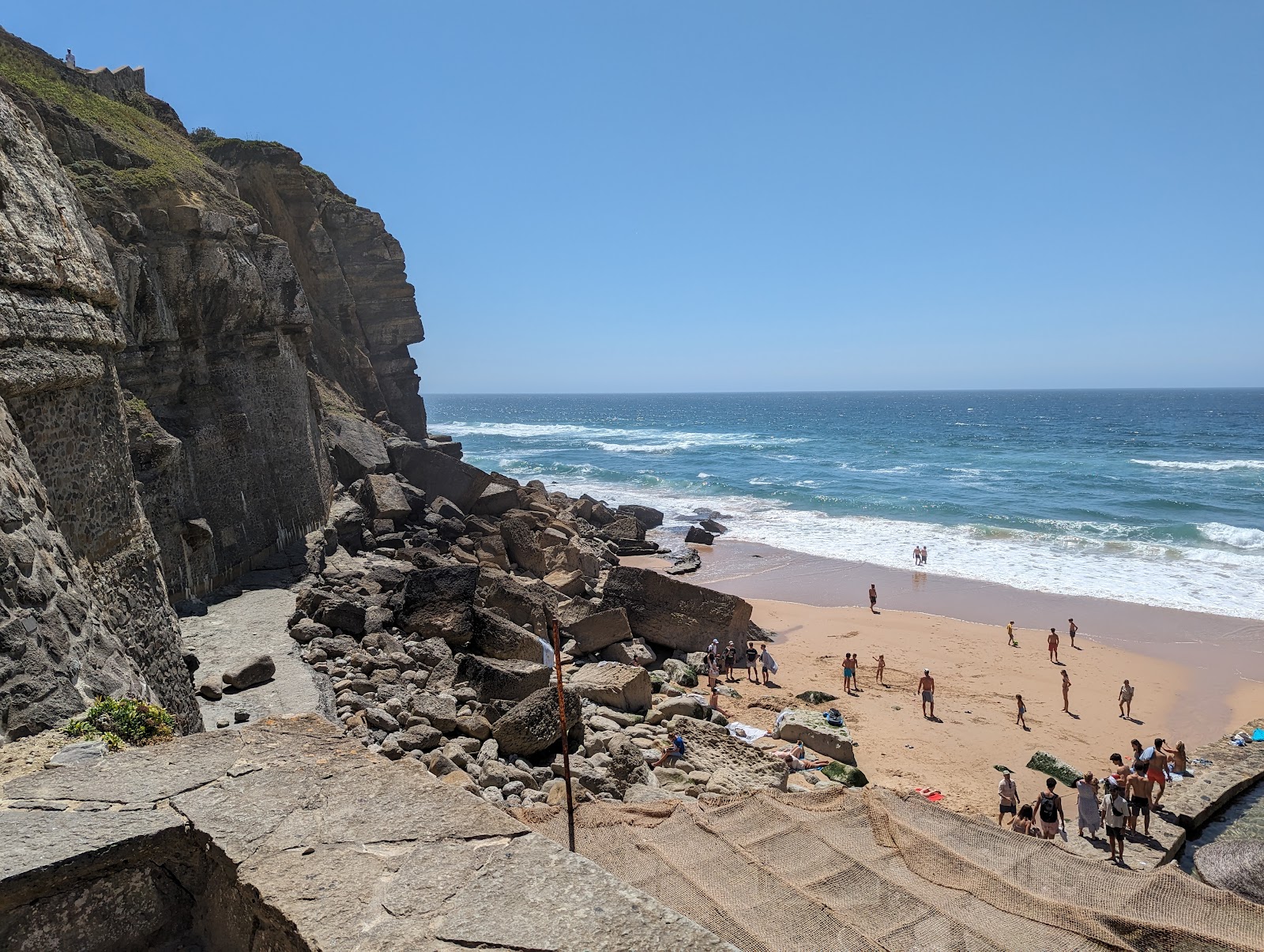 Foto von Praia das Azenhas do Mar von Klippen umgeben