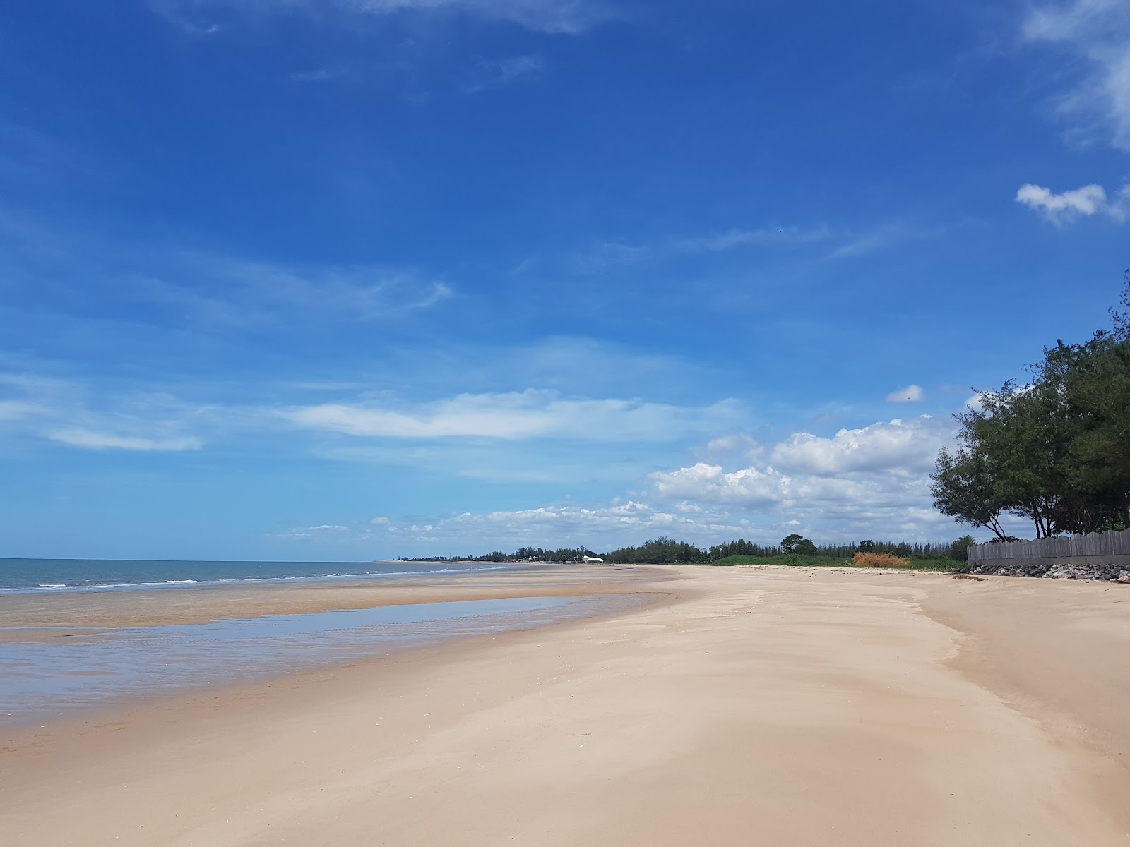 Kaew Beach的照片 带有碧绿色纯水表面