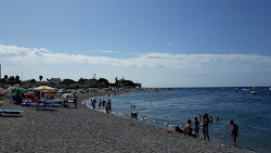 Foto von Spiaggia Saline Ioniche von Klippen umgeben