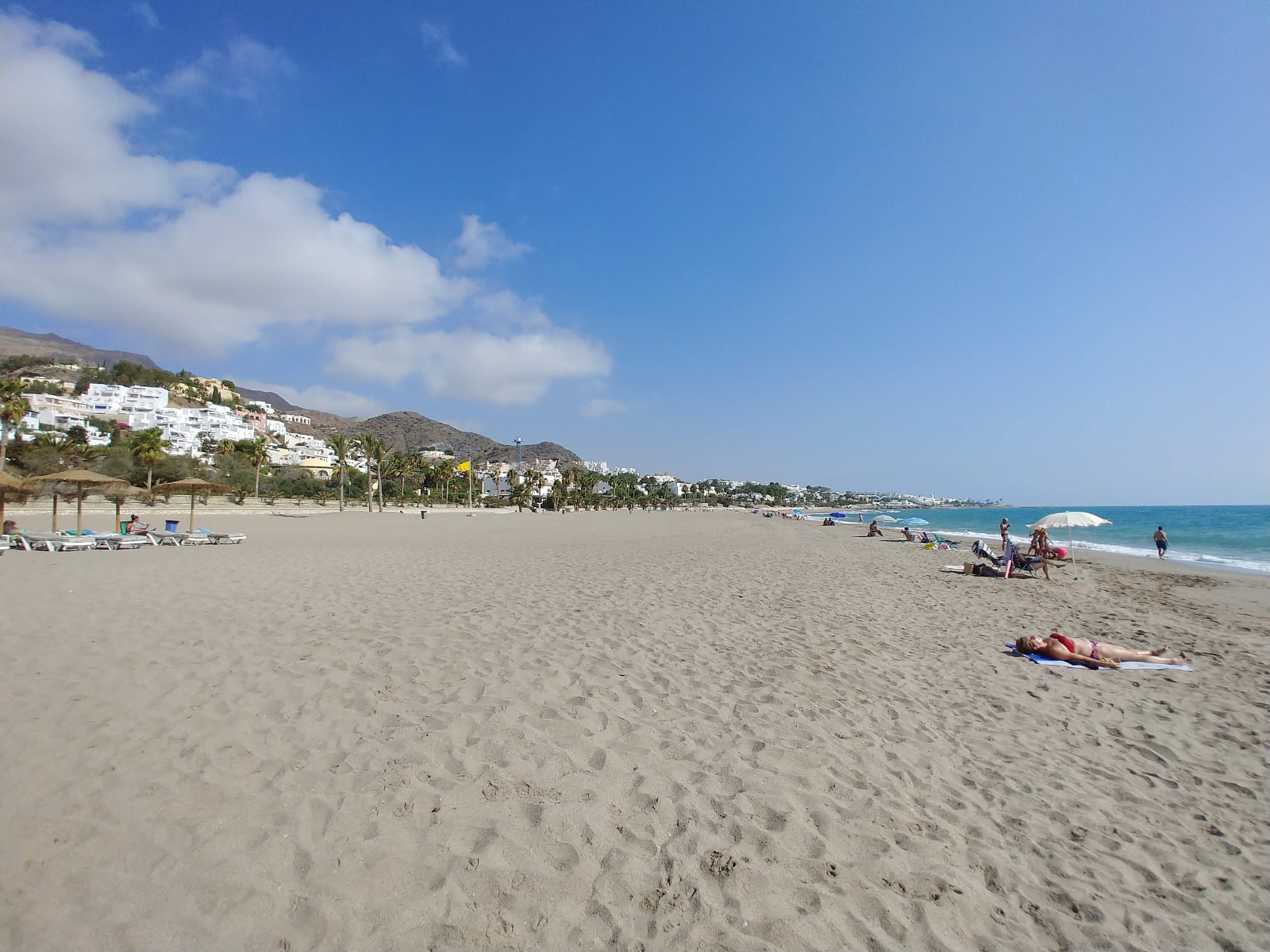 Foto di Playa de la Mena con una superficie del sabbia luminosa