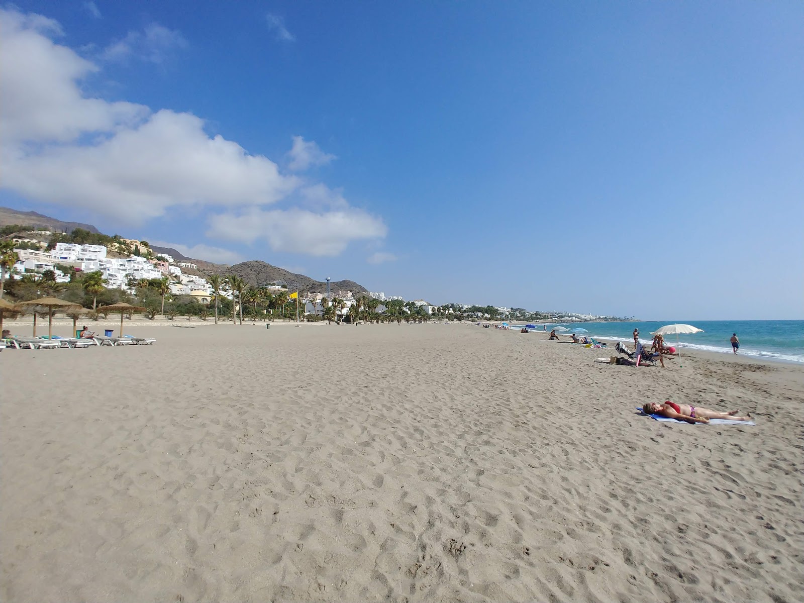 Foto de Playa de la Mena com areia bege superfície