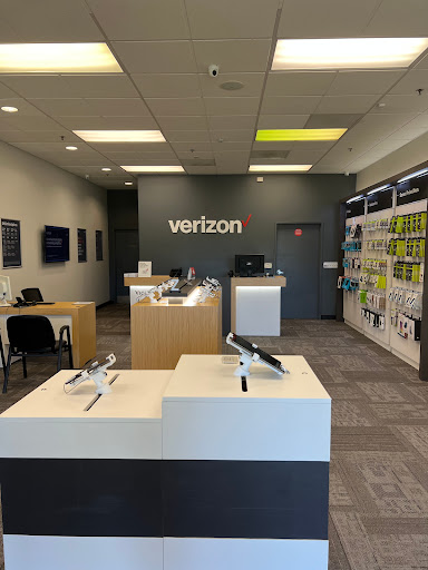 Verizon Authorized Retailer - A Wireless, 3 Monroe Pkwy Suite Z1, Lake Oswego, OR 97035, USA, 