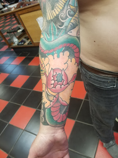 Tattoo Shop «Atomic Tattoos», reviews and photos, 1507 E North Ave, Milwaukee, WI 53202, USA