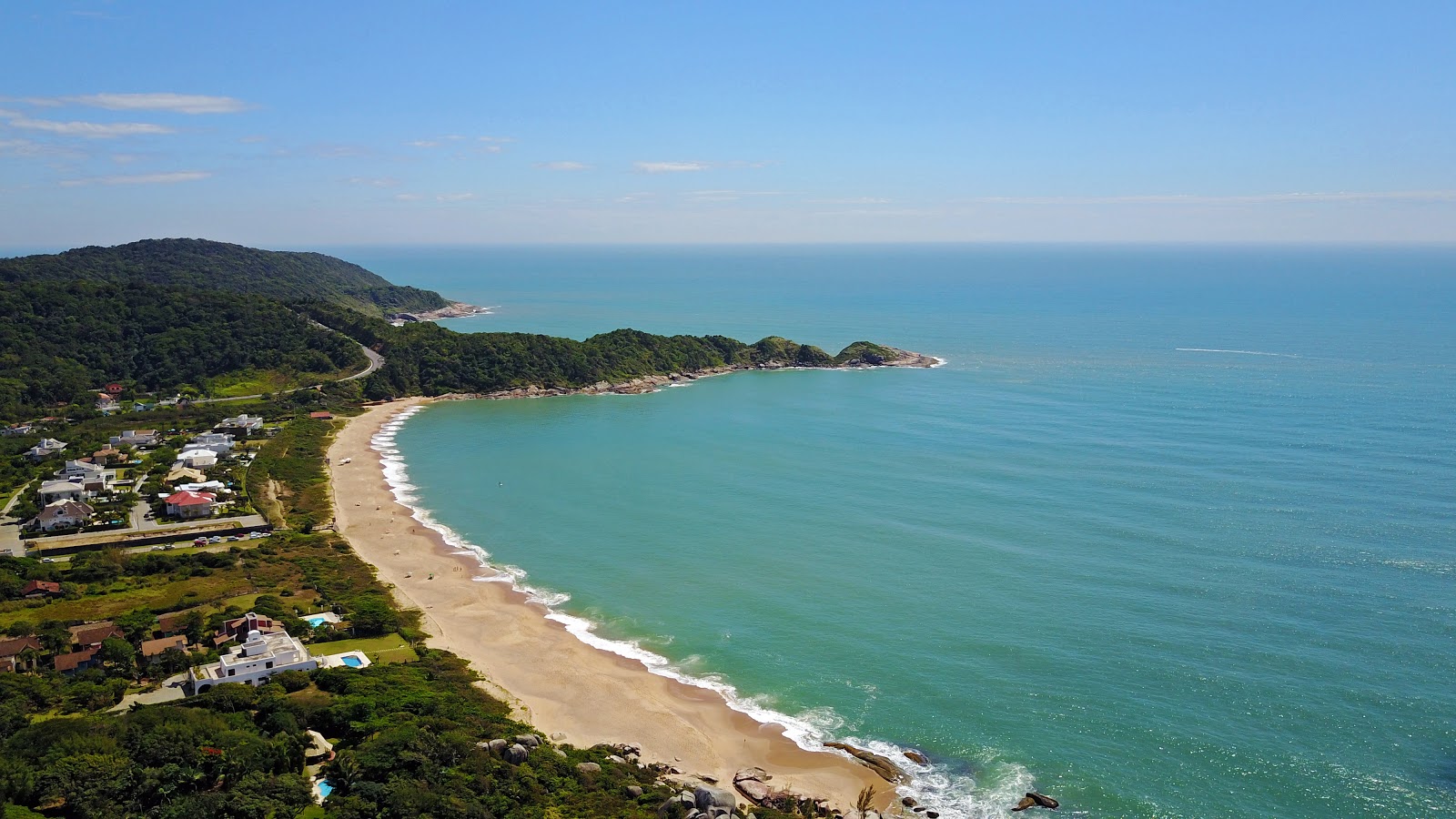 Fotografie cu Praia do Estaleiro înconjurat de munți