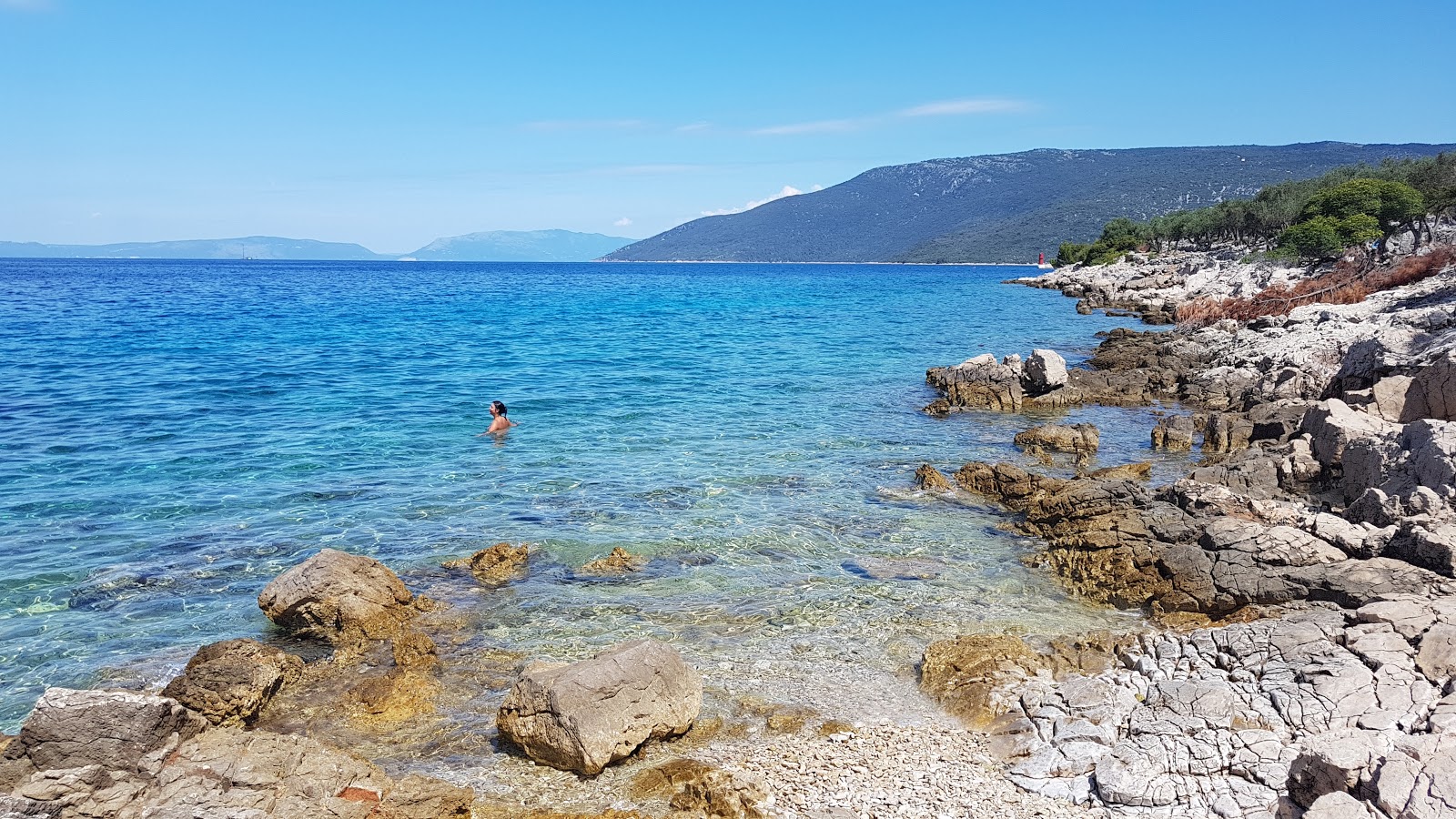 Divlja beach的照片 带有碧绿色纯水表面