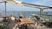 Atmosphère du Bar-restaurant à huîtres Emile et une huître à Lège-Cap-Ferret - n°12