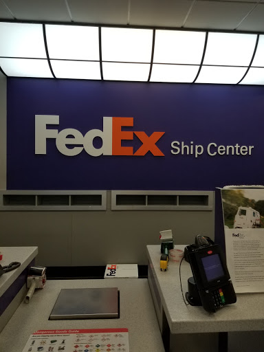Shipping and Mailing Service «FedEx Ship Center», reviews and photos, 2600 NW 19th St, Pompano Beach, FL 33069, USA