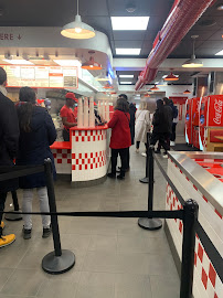 Atmosphère du Restaurant de hamburgers Five Guys La Défense à Puteaux - n°11