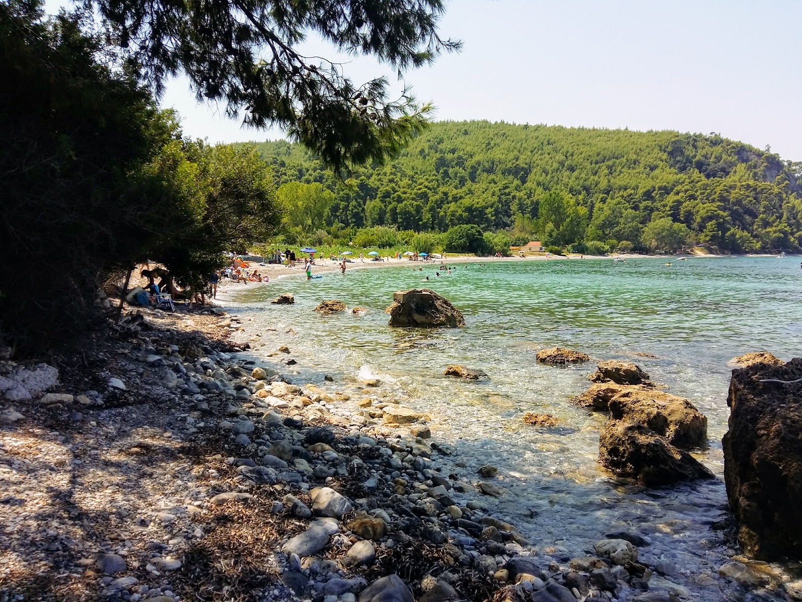 Foto av Koutsoupri beach med blå rent vatten yta