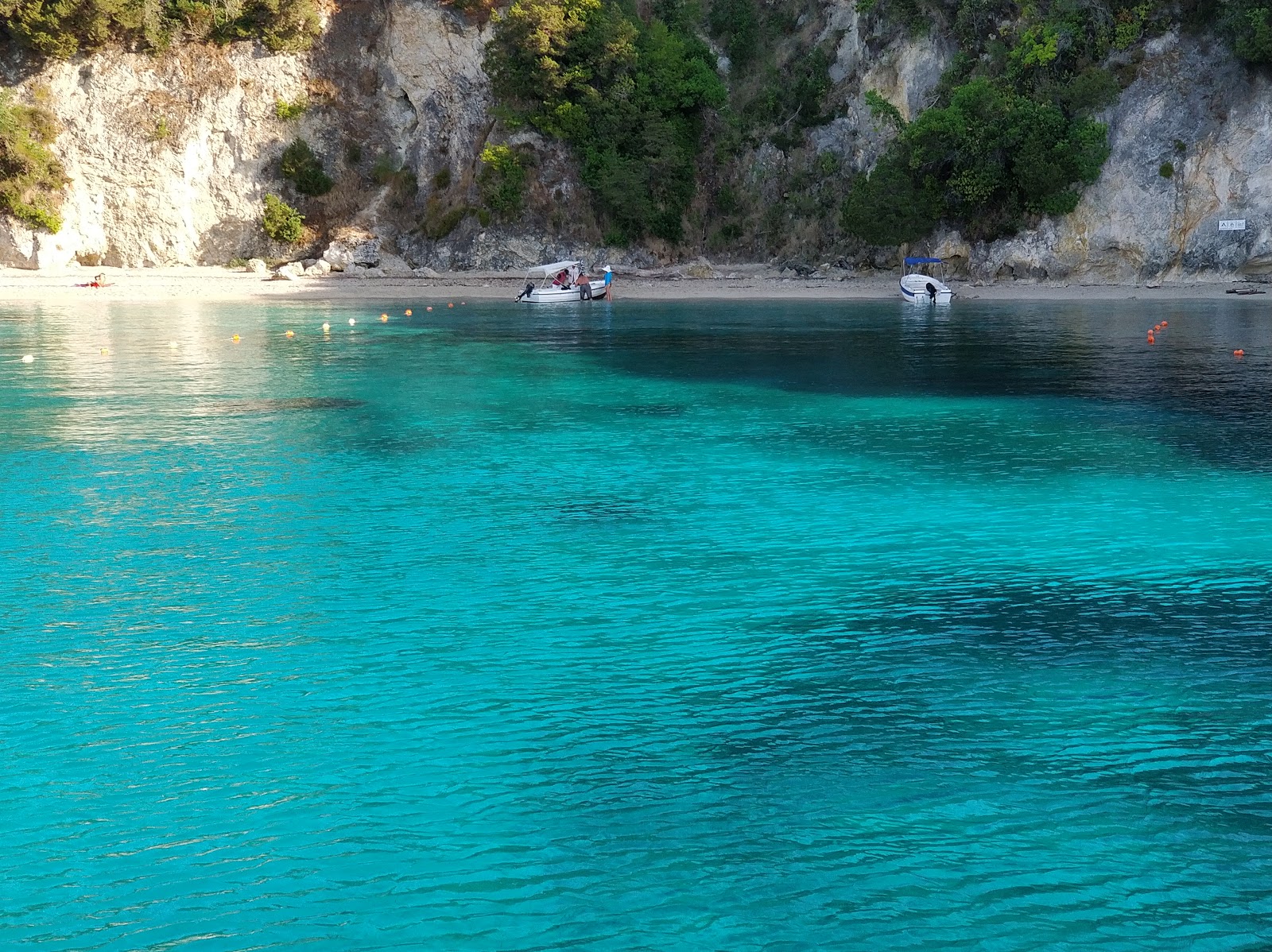 Blue Lagoon'in fotoğrafı dağlarla çevrili