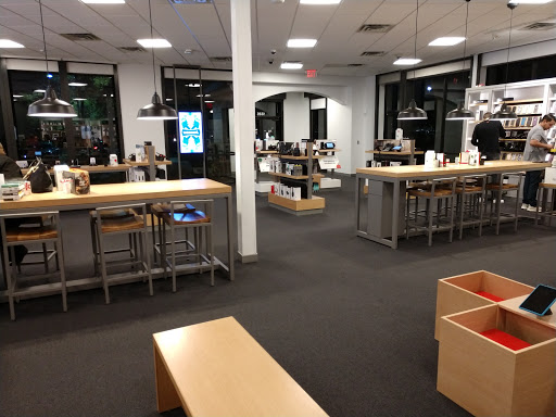 Cell Phone Store «Verizon», reviews and photos, 1335 Lake Woodlands Dr A, The Woodlands, TX 77380, USA