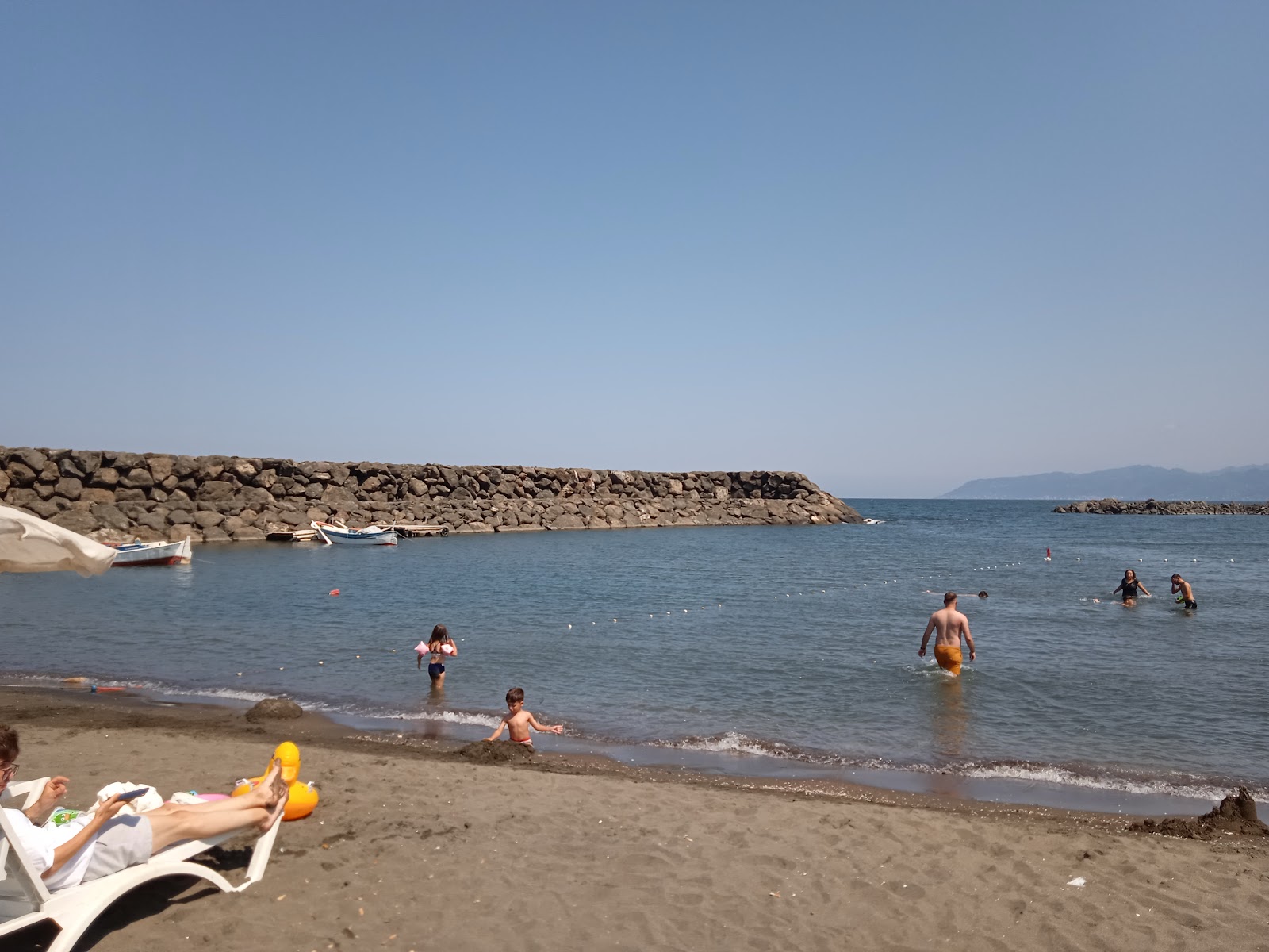 Foto von Besikduzu public beach mit beiger sand Oberfläche