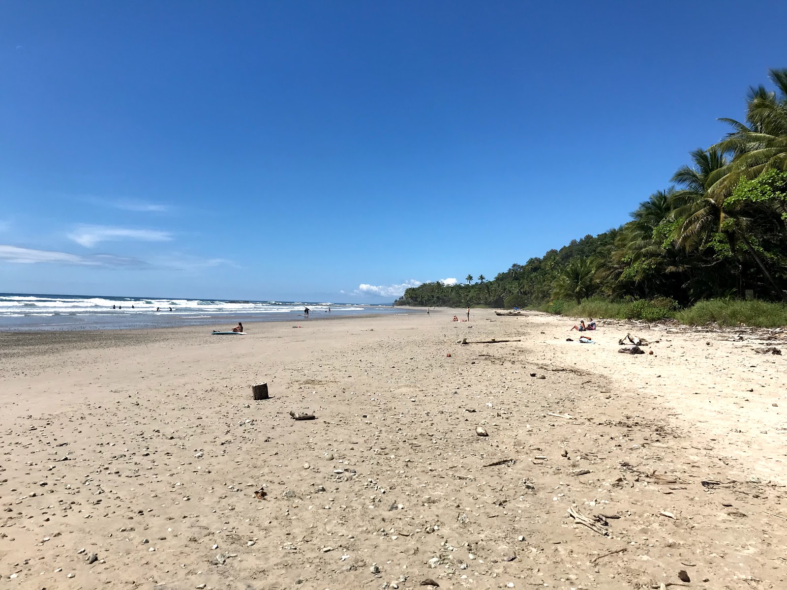 Foto van Playa Hermosa met zand met kiezelstenen oppervlakte