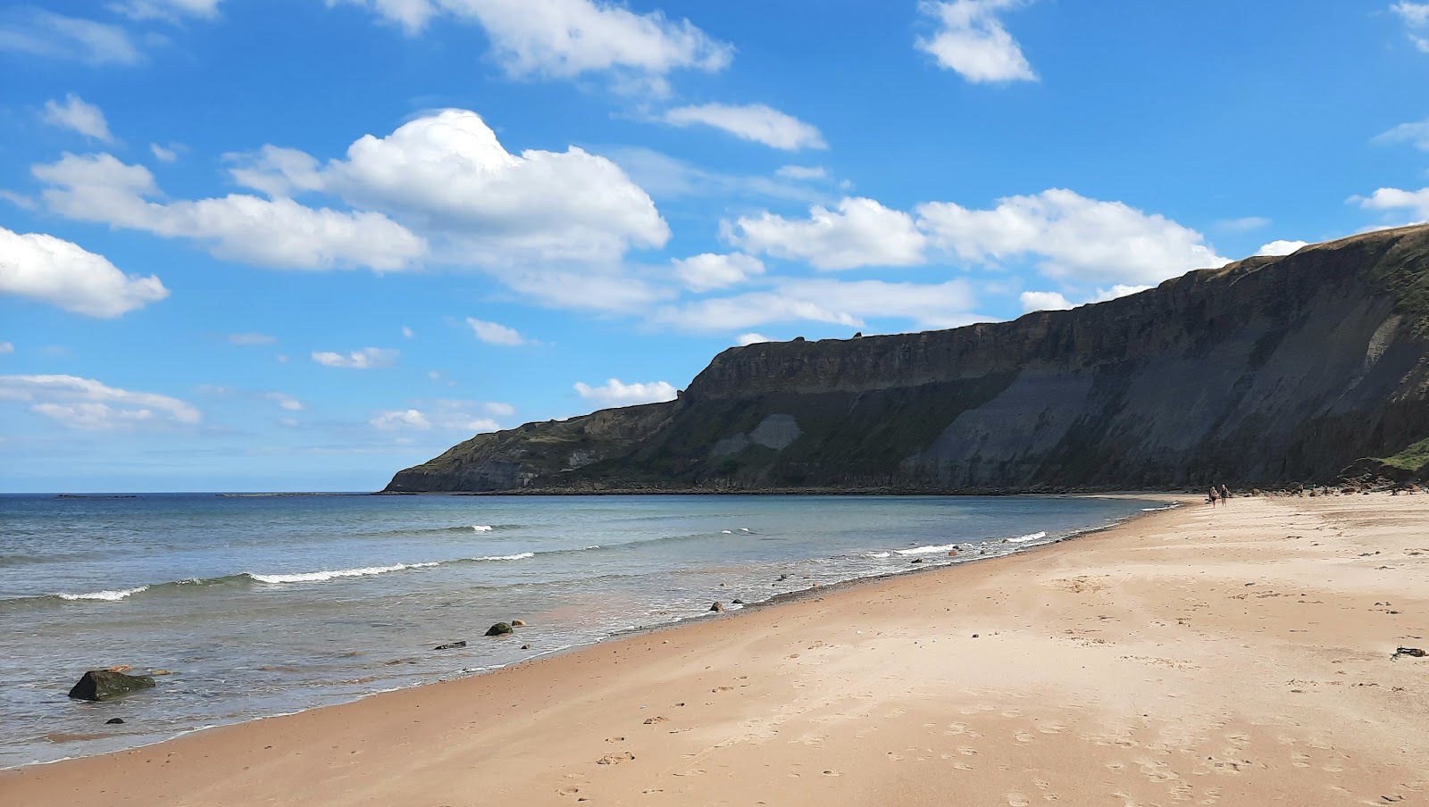 Φωτογραφία του Cayton bay beach με φωτεινή άμμος επιφάνεια