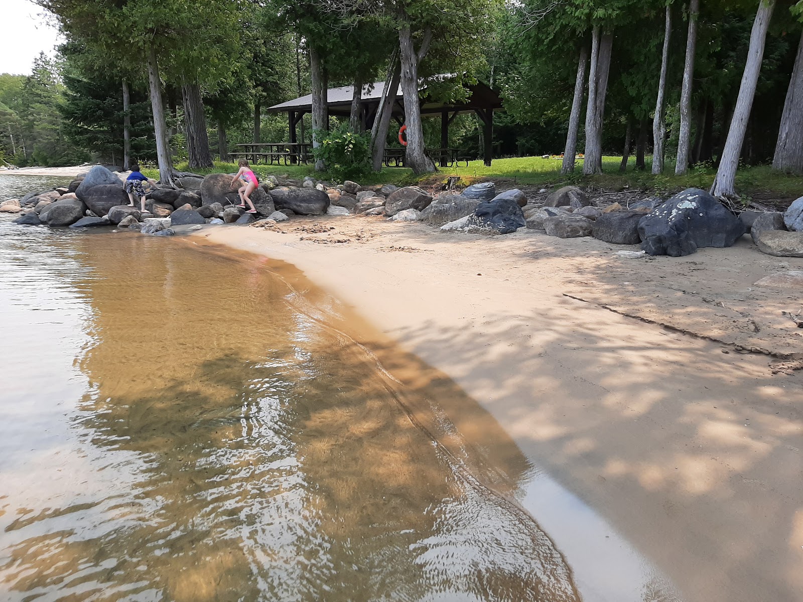 Fotografie cu Hibou Beach cu o suprafață de apa pură turcoaz