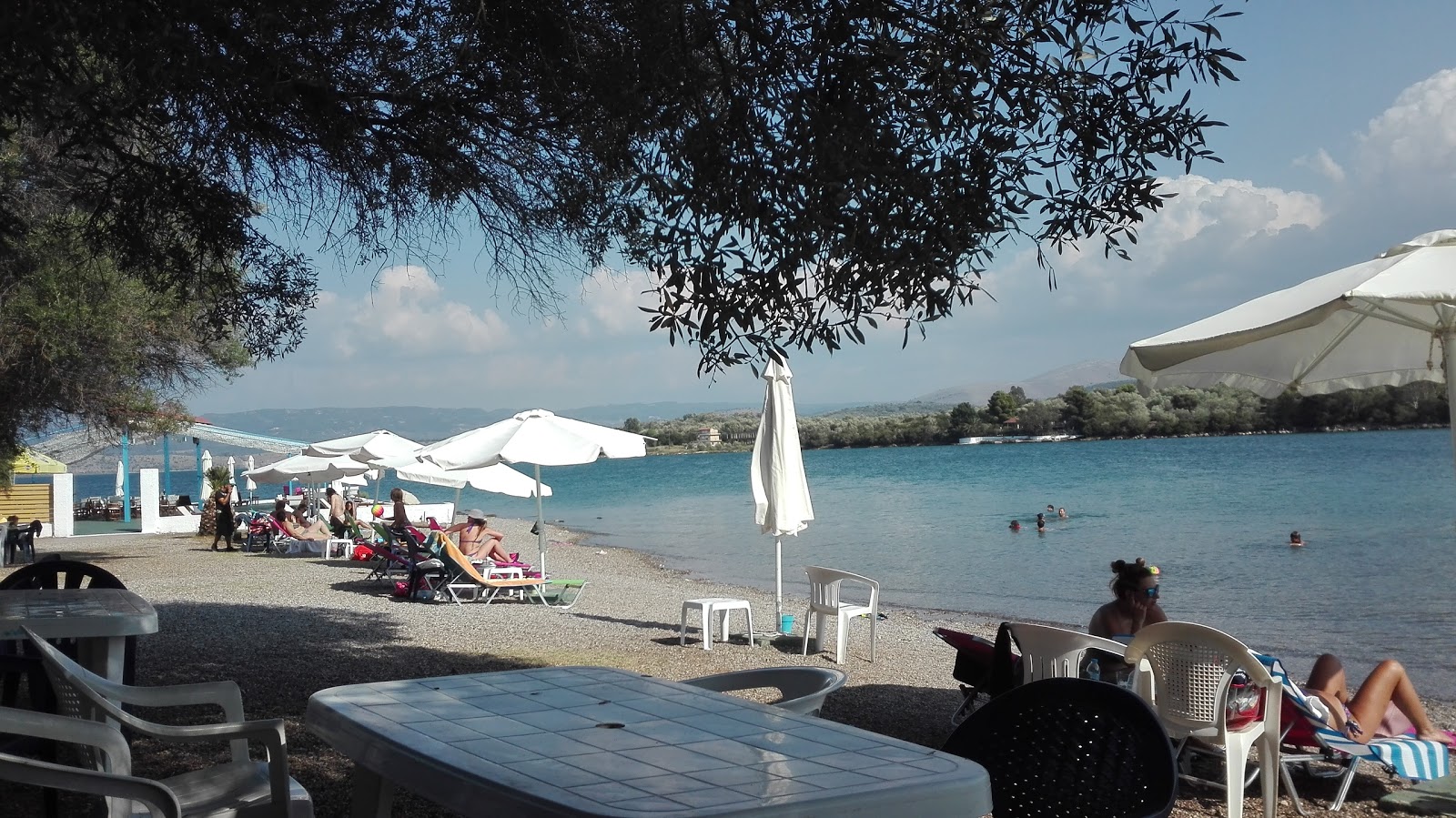 Foto von Bun beach mit grünes wasser Oberfläche