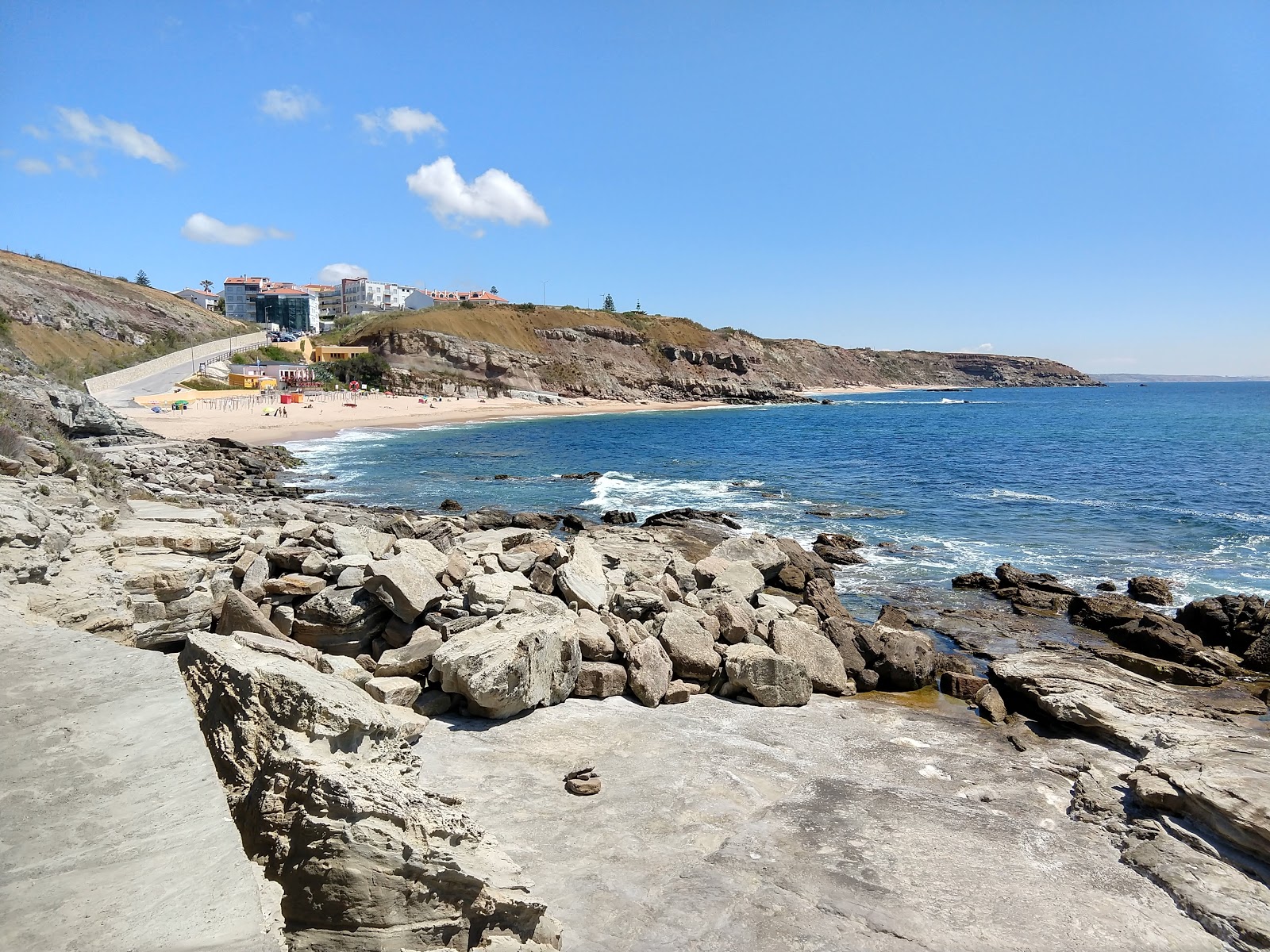 Foto van Praia de Sao Bernardino met kleine baai