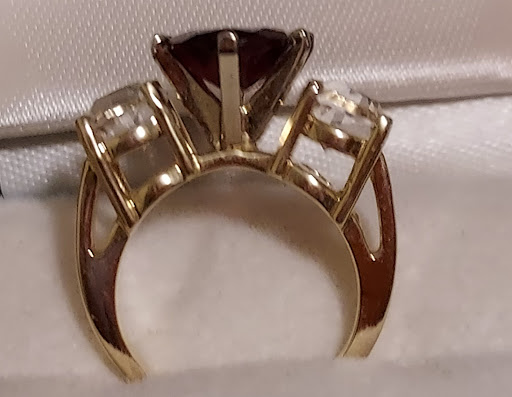 Jewelry Store «L E Smith Family Jewelers», reviews and photos, 9501 Collinsville Rd, Collinsville, IL 62234, USA