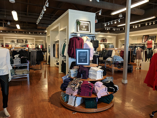 Clothing Store «Banana Republic Factory Store», reviews and photos, 681 Leavesley Rd, Gilroy, CA 95020, USA