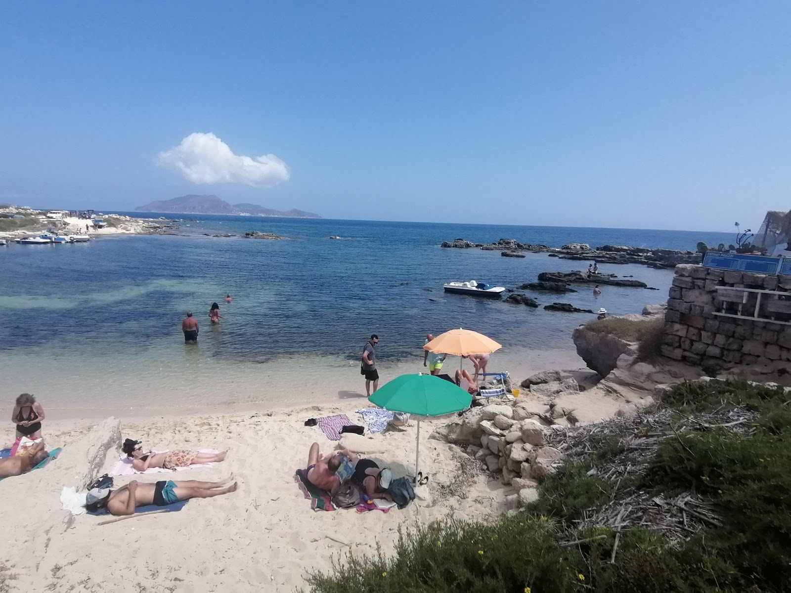 Foto von Cala San Nicola beach mit teilweise sauber Sauberkeitsgrad