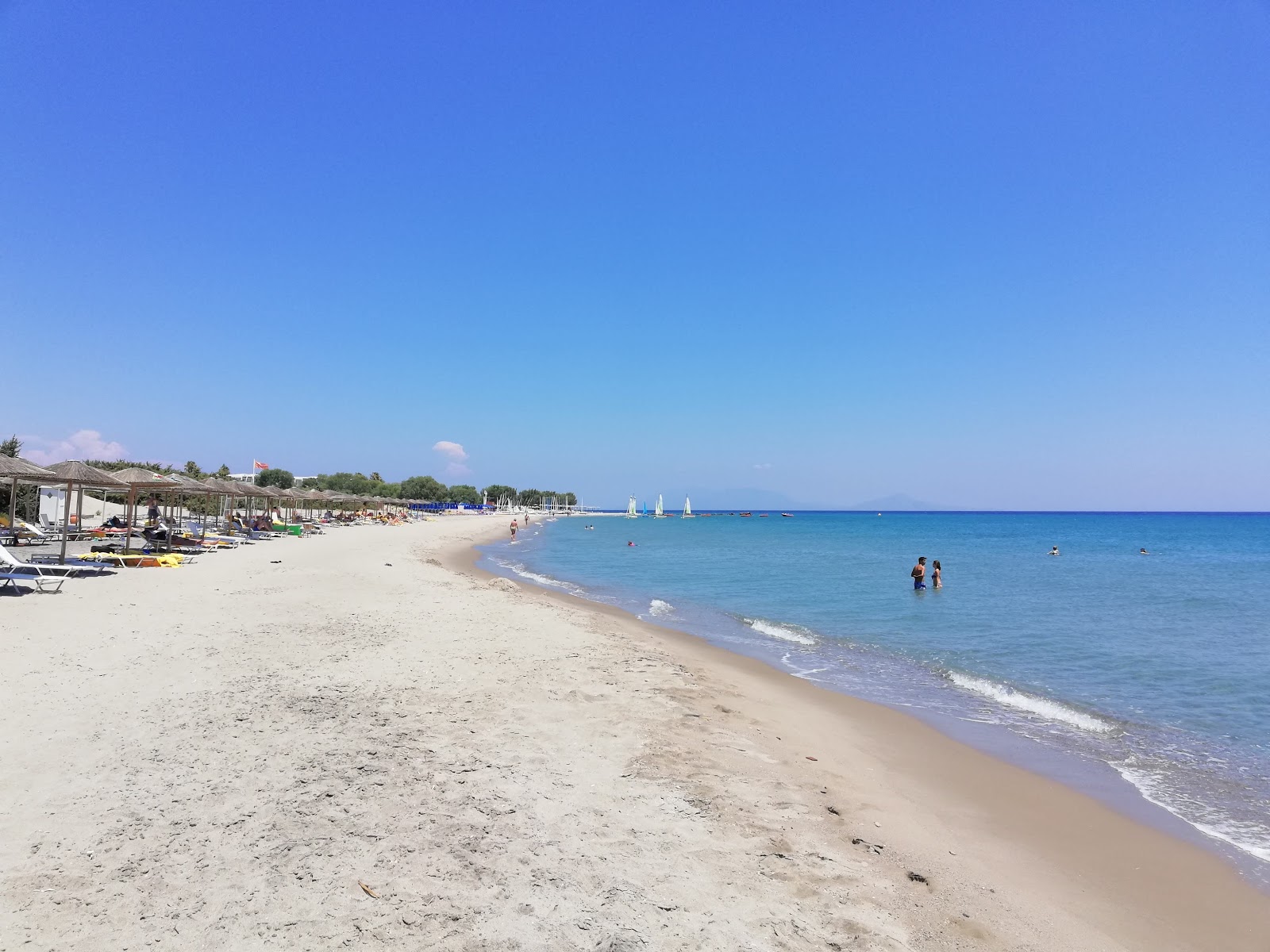 Foto di Helona beach con una superficie del sabbia beige