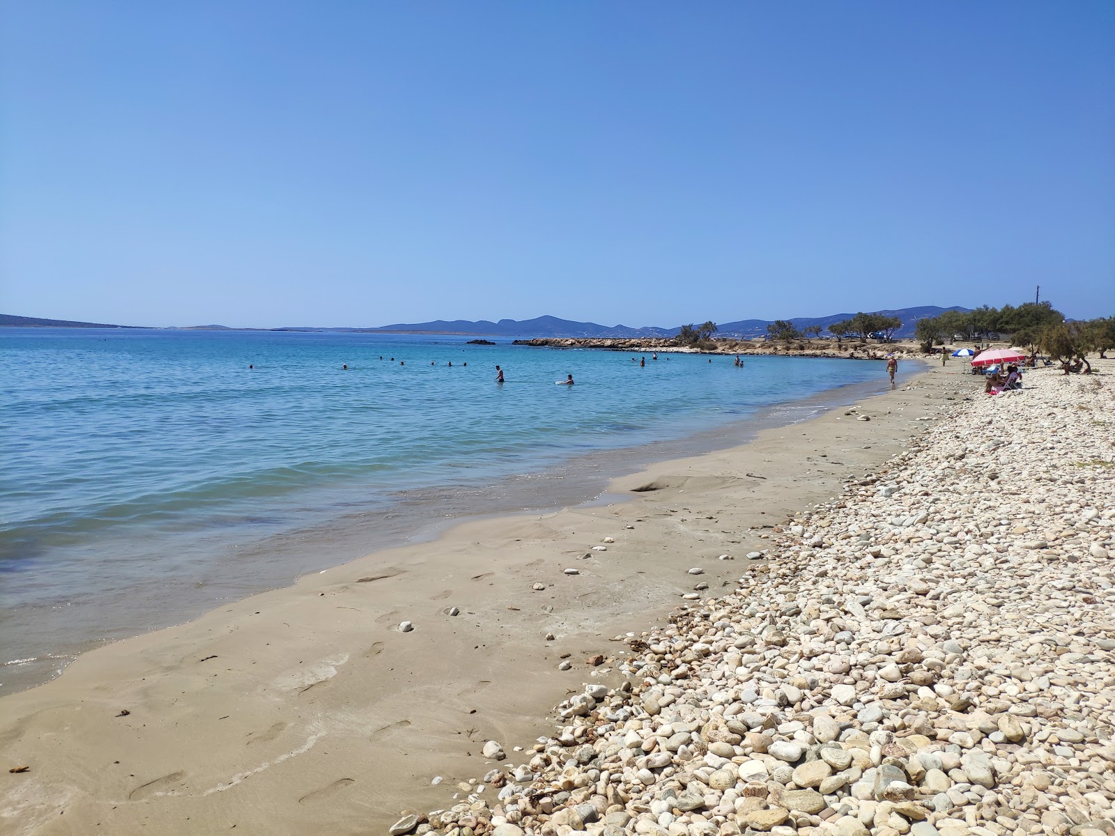 Foto di Piso Aliki beach con una superficie del sabbia beige e ciottoli