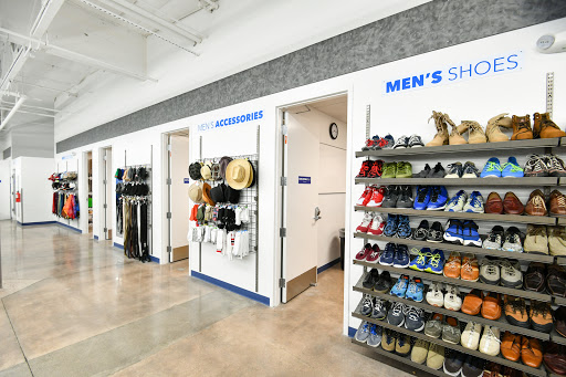 Thrift Store «75th & Thomas Goodwill Retail Store, Donation Center & Career Center», reviews and photos, 2929 N. 75th Ave, Phoenix, AZ 85033, USA