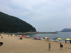 Bangjukpo Beach'in fotoğrafı dağlarla çevrili