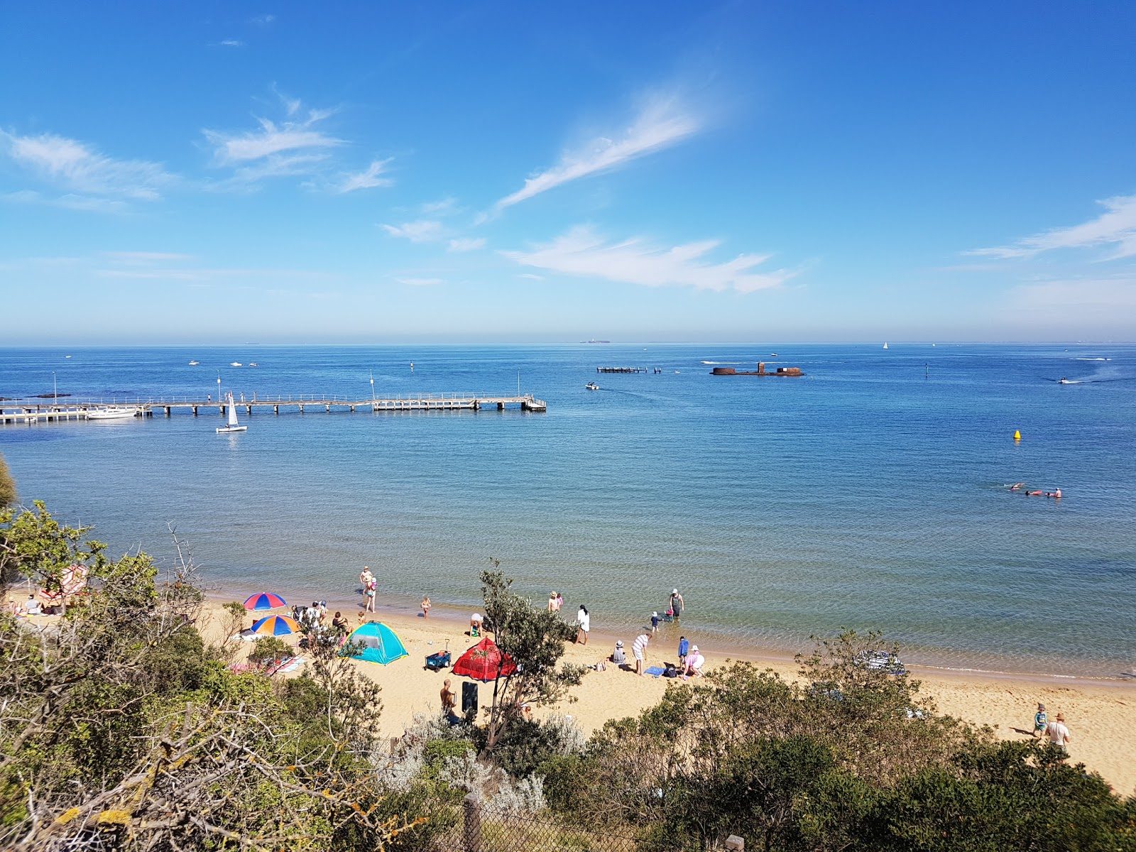 Foto av Half Moon Bay each omgiven av klippor