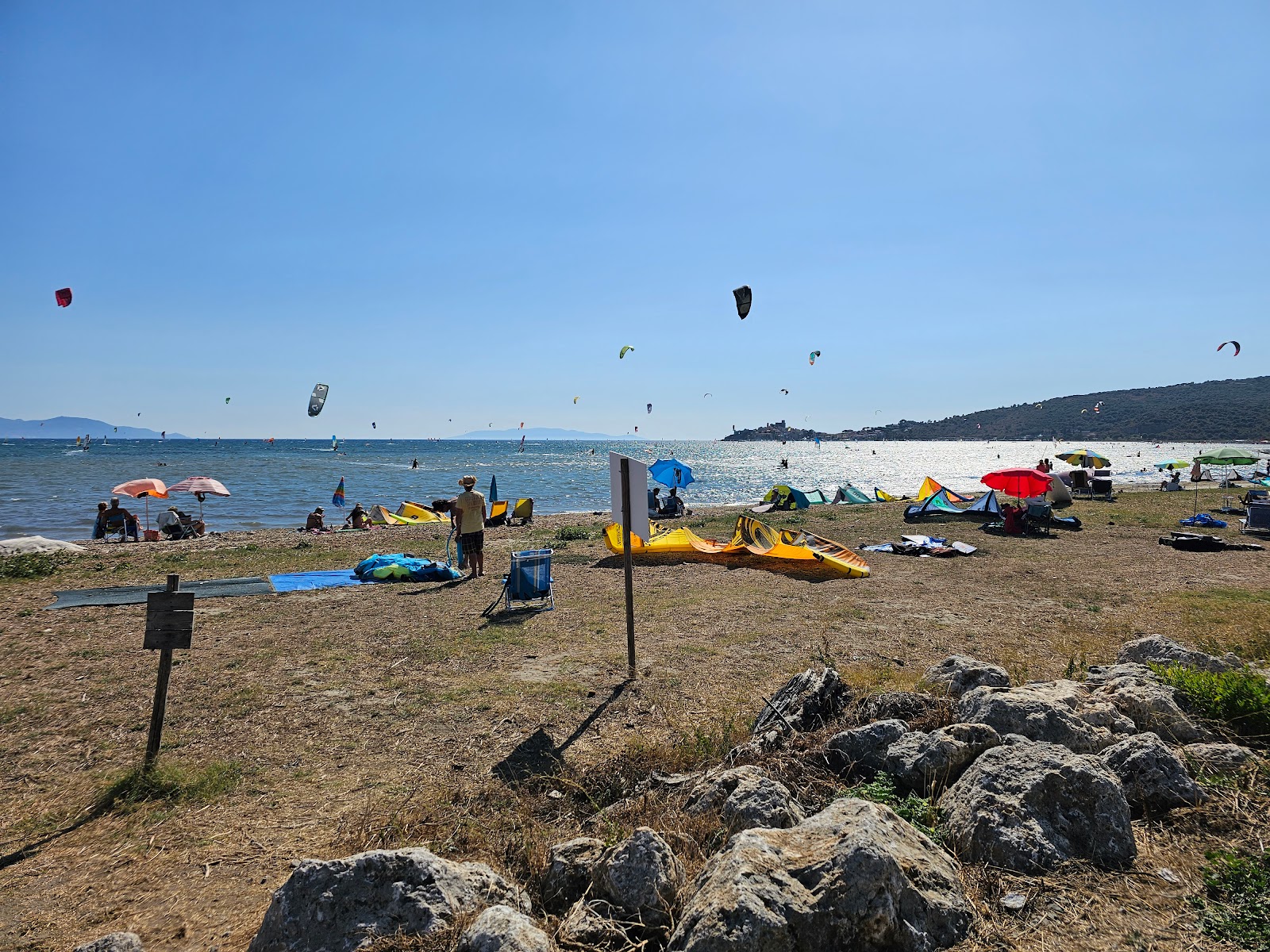 Spiaggia della Fertilia'in fotoğrafı mavi sular yüzey ile